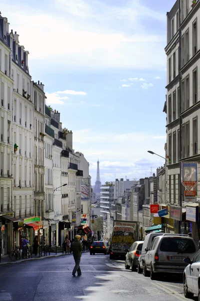 Vue sur la rue des Pyrénées et la Tour Eiffel dans le quartier de la station de métro Pyrénées à Paris — Photo