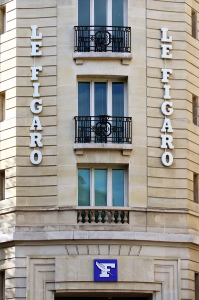 Bejárat a szerkesztőség a le figaro napilapot Párizsban — Stock Fotó