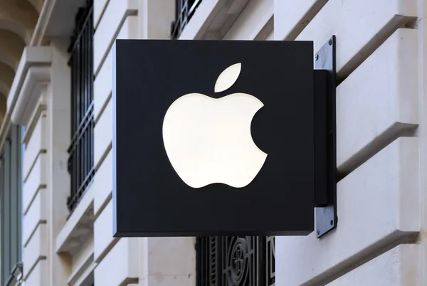 สัญลักษณ์ Apple Macintosh เหนือทางเข้าของร้าน Apple ในปารีส ภาพถ่ายสต็อกที่ปลอดค่าลิขสิทธิ์