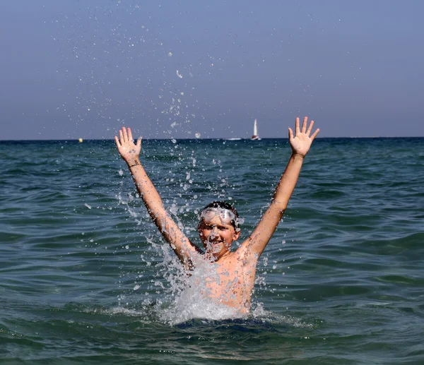 Junge auf dem Meer — Stockfoto