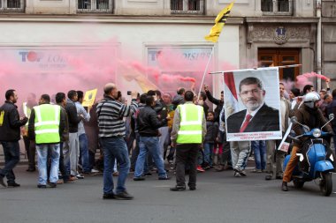 Mısır pro-morsi protestocu bir gösteri 2014 yılında paris, Fransa, apr.25, üstünde katılmaktadır. Mohamed morsi Haziran 2012 Temmuz 2013 Mısır, beşinci başkanı olarak görev yaptı
