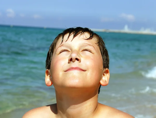 Jongen op het strand — Stockfoto