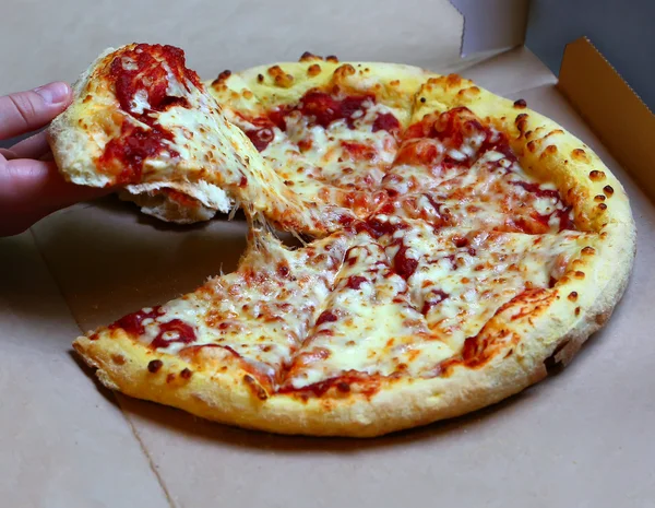 Кусок пиццы "Маргарита" поднят — стоковое фото