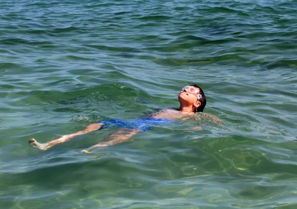 海の上の少年 — ストック写真