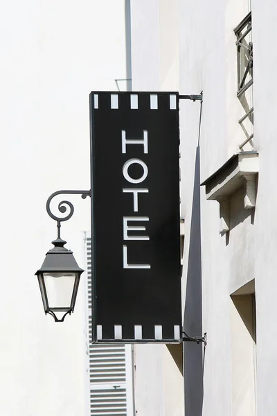 ホテルのメインの入り口の看板 — ストック写真