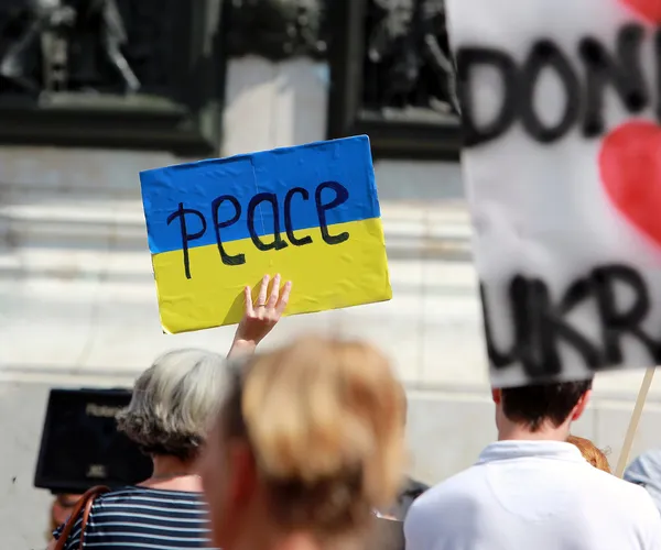 Friedenszeichen auf der ukrainischen Flagge. — Stockfoto