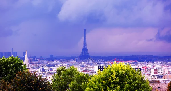 Pariser Skyline mit Eiffelturm — Stockfoto