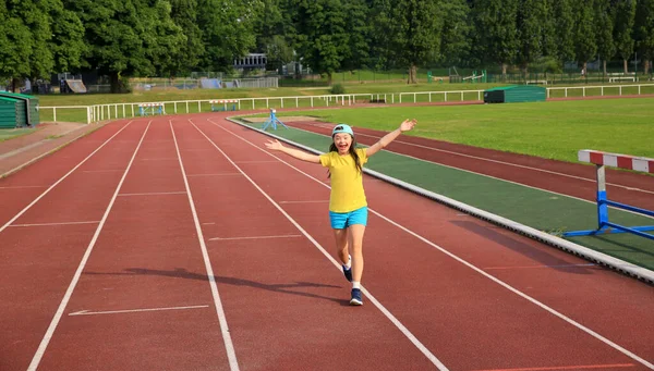 小さな女の子はスタジアムで楽しみを持っている — ストック写真