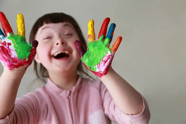 Schattig Klein Meisje Met Geschilderde Handen Geïsoleerd Grijze Achtergrond — Stockfoto