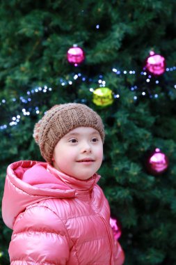 Yılbaşı ağacının arka planında genç bir kızın portresi