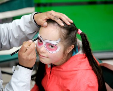 Yüzü boyalı güzel bir kız.