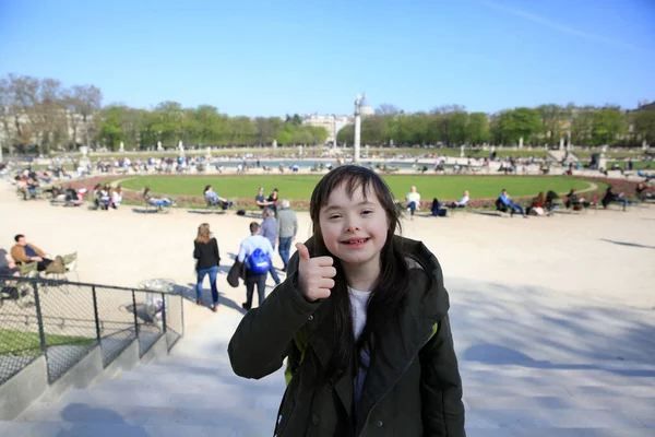 Portret Dziewczynki Uśmiechniętej Ogrodach Luksemburskich Paryż — Zdjęcie stockowe