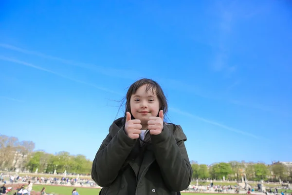 Портрет Маленької Дівчинки Посміхається Люксембурзькому Саду Париж — стокове фото