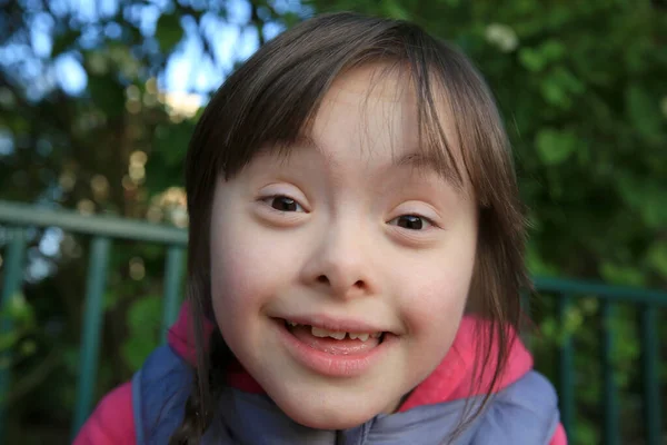 Портрет Маленької Дівчинки Посміхається Надворі Ліцензійні Стокові Фото