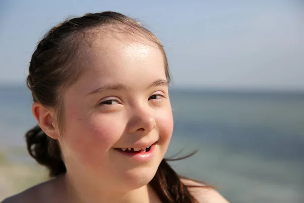 在海的背景微笑的小女孩的画像 — 图库照片
