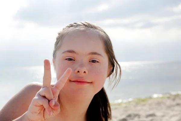 Portret Dziewczynki Uśmiechając Się Tle Morza — Zdjęcie stockowe