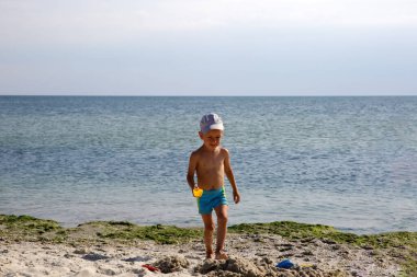 Deniz sahilde küçük çocuk