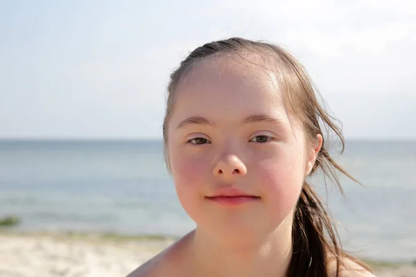 Portrait Petite Fille Souriant Sur Fond Mer — Photo