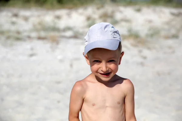 Mignon Petit Garçon Souriant Sur Plage Mer — Photo