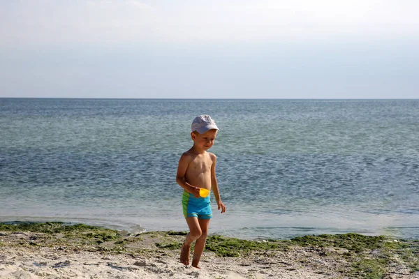 Malý Chlapec Pláži Moře — Stock fotografie