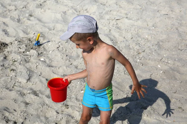 Malý Chlapec Pláži Moře — Stock fotografie