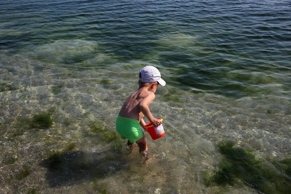 Küçük Çocuk Deniz Sahilinde Oynuyor — Stok fotoğraf