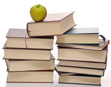 Yeşil elmalı kitap yığını