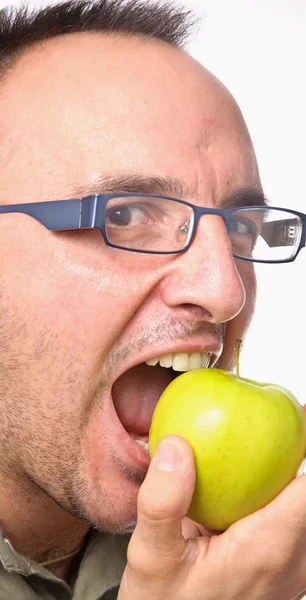 A fiatalember csípős zöld alma — Stock Fotó