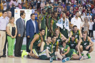unicaja oyuncular zaferini kutluyor