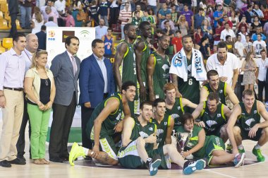 unicaja oyuncular zaferini kutluyor