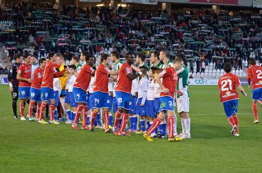 Cordoba, İspanya - Ocak 13:players ilk hizalama sırasında maç lig cordoba(w) vs numancia (r)(1-0) üzerinde 13 Ocak 2013 baş melek cordoba İspanya Belediye Stadyumu