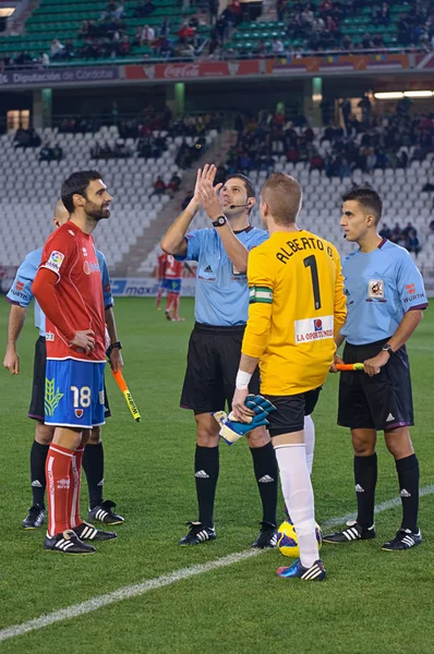 Cordoba, İspanya - Ocak 13:players ilk hizalama sırasında maç lig cordoba(w) vs numancia (r)(1-0) üzerinde 13 Ocak 2013 baş melek cordoba İspanya Belediye Stadyumu