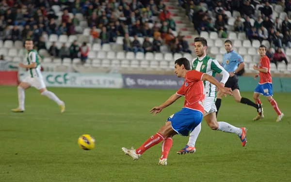 Cordoba, Spanyolország - január 13:juanma marrero r(16) in action közben mérkőzés bajnokság cordoba(w) vs numancia (r)(1-0): a városi stadion az arkangyal a 2013. január 13., cordoba, Spanyolország — Stock Fotó