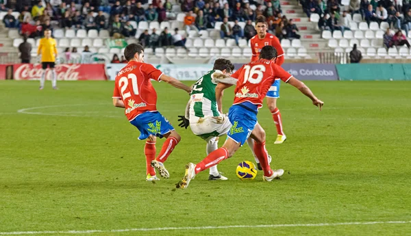 CORDOBA, SPAGNA - 13 GENNAIO: Adrian Ripa R (3) in azione durante la partita di campionato Cordoba (W) vs Numancia (R) (1-0) allo stadio comunale dell'Arcangelo il 13 gennaio 2013 a Cordoba Spagna — Foto Stock