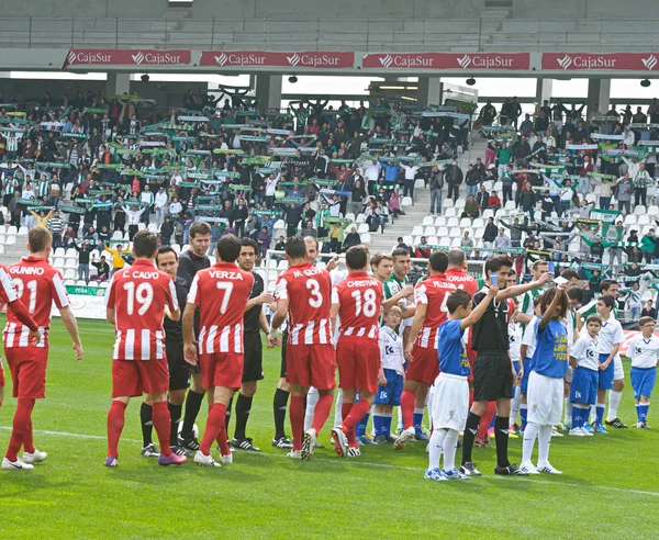 Cordoba, İspanya - Mart 17:players ilk hizalama sırasında maç lig cordoba(w) vs almeria (r)(4-1) baş melek üzerinde 17 Mart 2013 cordoba İspanya Belediye Stadyumu — Stok fotoğraf