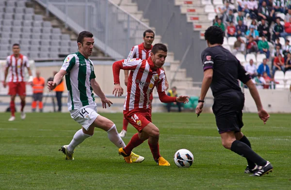 CORDOBA, ESPANHA - MARÇO 17: Iago Falqutem R (14) em ação durante o jogo liga Córdoba (W) vs Almeria (R) (4-1) no Estádio Municipal do Arcanjo em 17 de março de 2013 em Córdoba Espanha — Fotografia de Stock