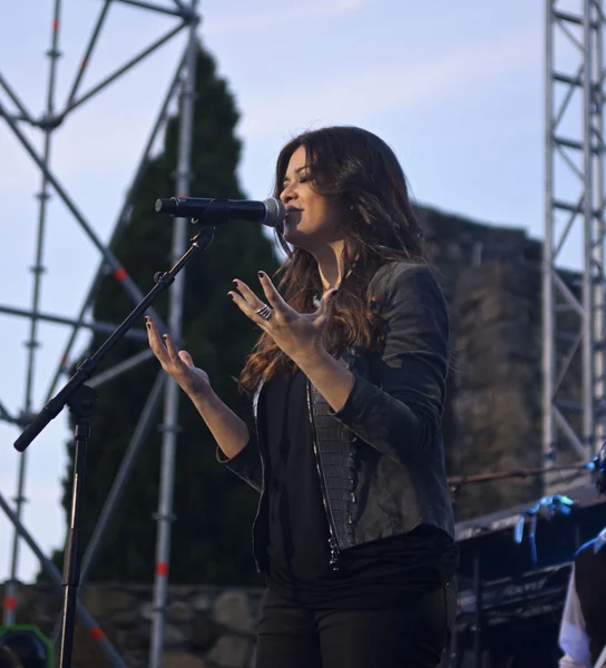 CORDOBA, SPAIN APRIL 6: Vanesa Martin during their concert at the Axerquia theater of Córdoba on April 6, 2013 in Córdoba Spain — Zdjęcie stockowe