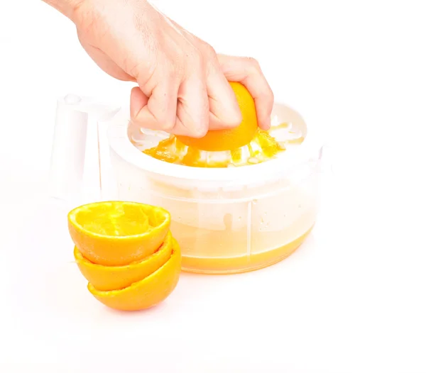 手のオレンジ ジュースを絞る — ストック写真
