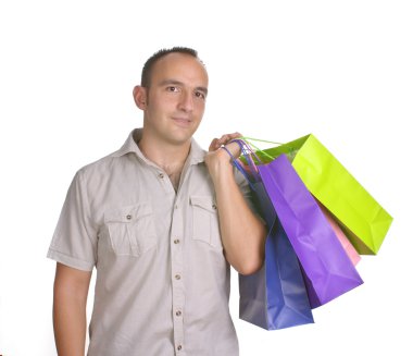çeşitli alışveriş torbaları ile gülümseyen adam