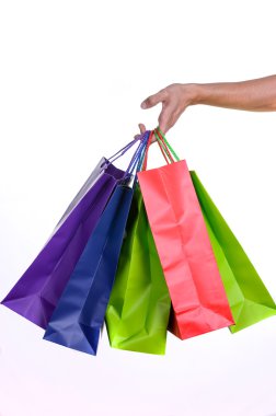 Erkek el renkli alışveriş torbaları tutarak