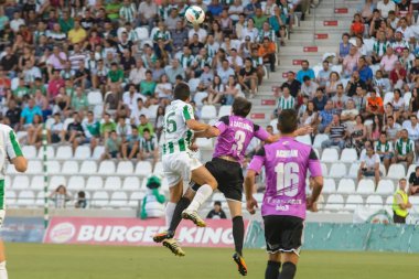 Cordoba, İspanya - Ağustos 18: pedro antonio sanchez w(15) maçı lig cordoba (w) vs ponferradina sırasında eylem (b)(1-0) baş melek on Ağustos 18, Belediye Stadı nda 2013 yılında cordoba spai