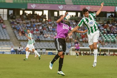 Cordoba, İspanya - Ağustos 18: luis eduardo w(6) maçı lig cordoba (w) vs ponferradina sırasında eylem (b)(1-0) baş melek on Ağustos 18, Belediye Stadı nda 2013 cordoba, İspanya