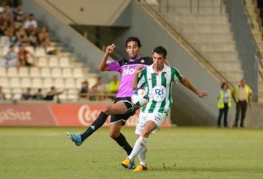Cordoba, İspanya - Ağustos 18: carlos cakır w(21) maçı lig cordoba (w) vs ponferradina sırasında eylem (b)(1-0) baş melek on Ağustos 18, Belediye Stadı nda 2013 cordoba, İspanya