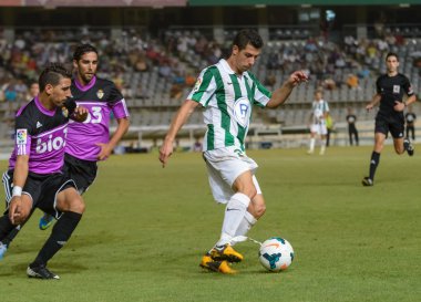 Cordoba, İspanya - Ağustos 18: carlos cakır w(21) maçı lig cordoba (w) vs ponferradina sırasında eylem (b)(1-0) baş melek on Ağustos 18, Belediye Stadı nda 2013 cordoba, İspanya