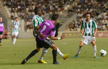 Cordoba, İspanya - Ağustos 18: ayina john w(11) maçı lig cordoba (w) vs ponferradina sırasında eylem (b)(1-0) baş melek on Ağustos 18, Belediye Stadı nda 2013 cordoba, İspanya
