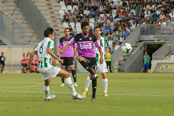 Cordoba, Španělsko - srpen 18: luis eduardo w(6) v akci během utkání ligy cordoba (w) vs ponferradina (b)(1-0) na městském stadionu archanděla na srpen 18, 2007-2013 v cordoba Španělsko — Stock fotografie