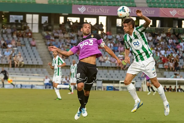 Cordoba, İspanya - Ağustos 18: luis eduardo w(6) maçı lig cordoba (w) vs ponferradina sırasında eylem (b)(1-0) baş melek on Ağustos 18, Belediye Stadı nda 2013 cordoba, İspanya — Stok fotoğraf