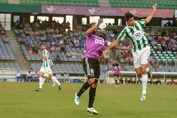 Cordoba, Spanien - augusti 18: luis eduardo w(6) under match league cordoba (w) vs ponferradina (b)(1-0) på municipal stadium av ärkeängeln på augusti 18, 2013 i cordoba Spanien — Stockfoto