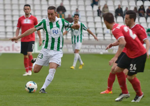 Cordoba, Spanien - 29. März 2014: Label w (23) in Aktion während des Ligaspiels Cordoba (w) vs murcia (r) (1-1) im städtischen Stadion des Erzengels am 29. März 2014 — Stockfoto