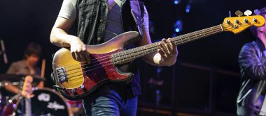 bir konser sırasında oynamaya bas gitarist 